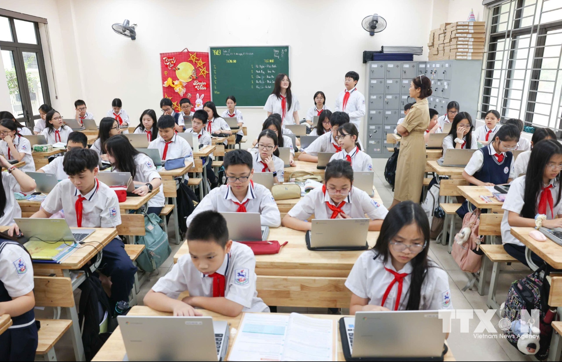 Năm học 2026 - 2027, trường THCS Giảng Võ tiếp tục hoàn thiện các tiêu chí về hạ tầng số, nền tảng số và năng lực số theo chuẩn Google for Education để đăng ký xét duyệt danh hiệu “Trường học số Google”. (Ảnh: Thanh Tùng/TTXVN)